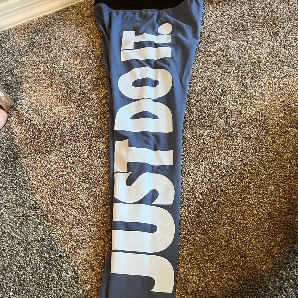 Great condition nike leggings full length. Size M.